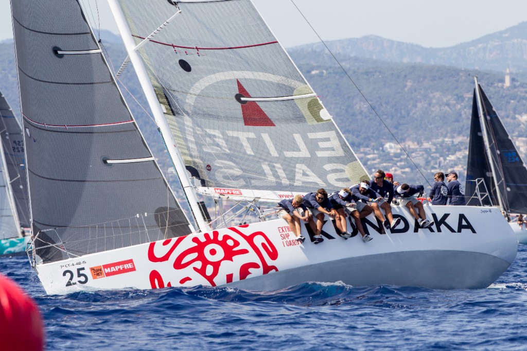 Velero KUNDAKA en regata, navegando con viento fuerte
